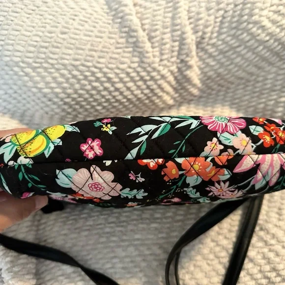 NWOT Vera Bradley crossbody bag. Clean, no stains or tears. - Picture 4 of 4